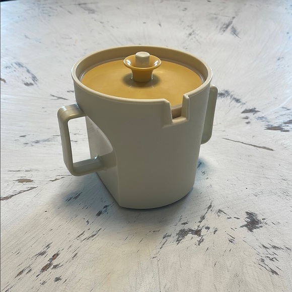 Tupperware Sugar container - Picture 1 of 4